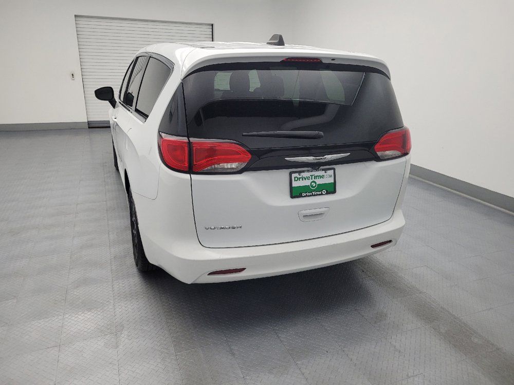Used 2022 Chrysler Voyager LX FWD image 6
