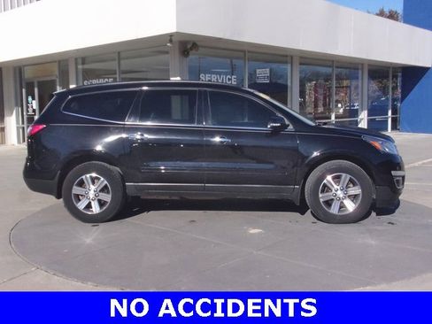 Used 2017 Chevrolet Traverse LT image 2