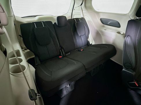 Used 2024 Chrysler Voyager LX image 14