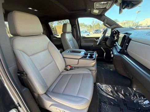 Used 2025 GMC Sierra 1500 SLT image 4