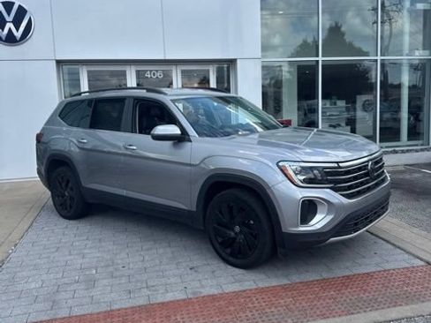 Used 2024 Volkswagen Atlas SE w/ Black Wheel Package AWD/4WD image 2