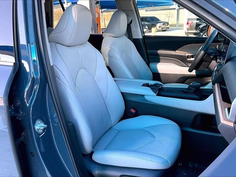 Used 2025 Toyota Grand Highlander Limited image 9