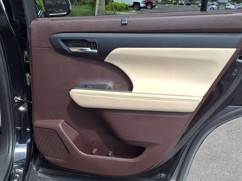 Used 2022 Toyota Highlander XLE FWD image 14
