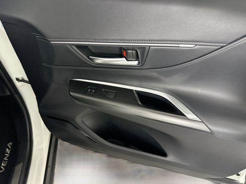 Used 2021 Toyota Venza LE image 33