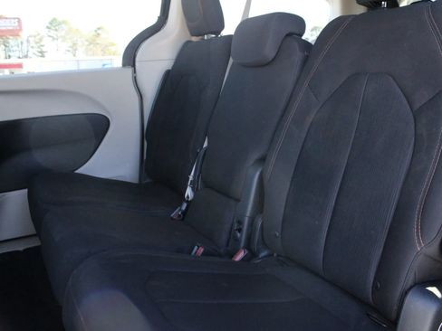 Used 2017 Chrysler Pacifica LX FWD image 15