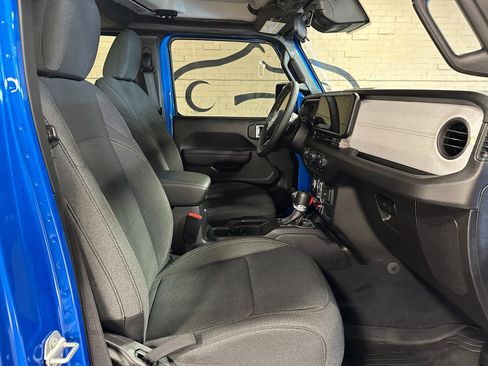 Used 2024 Jeep Wrangler Unlimited image 17