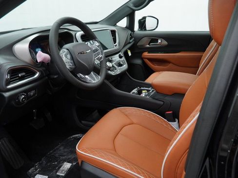 New 2026 Chrysler Pacifica Pinnacle image 16