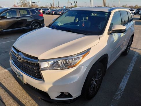 Used 2016 Toyota Highlander XLE AWD/4WD image 6