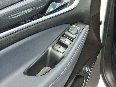 Used 2023 Buick Enclave Essence image 19