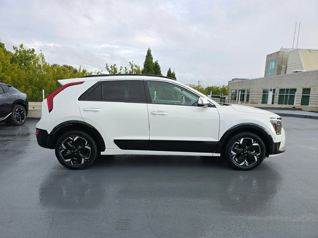 Certified 2023 Kia Niro Wave w/ Wave Preserve Package FWD image 4
