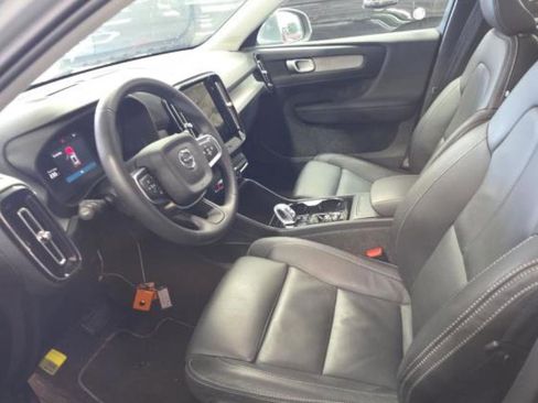 Used 2025 Volvo XC40 B5 Plus AWD/4WD image 2