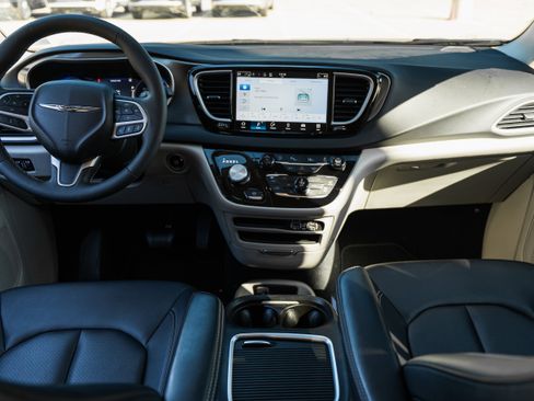 Used 2024 Chrysler Pacifica Touring-L image 8