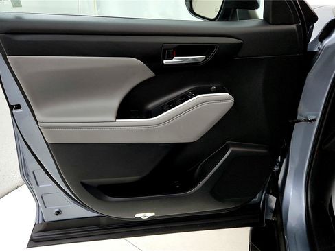 Certified 2021 Toyota Highlander XLE image 35