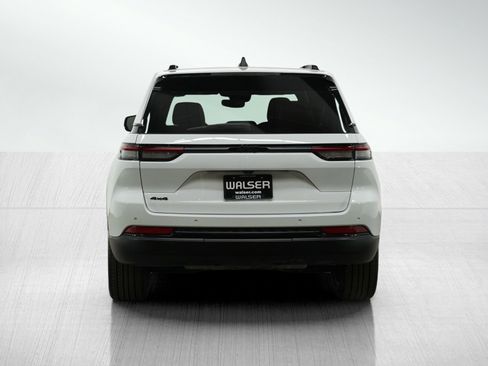 Used 2023 Jeep Grand Cherokee Altitude image 4