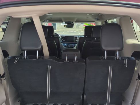 Used 2023 Chrysler Pacifica Touring-L FWD image 6