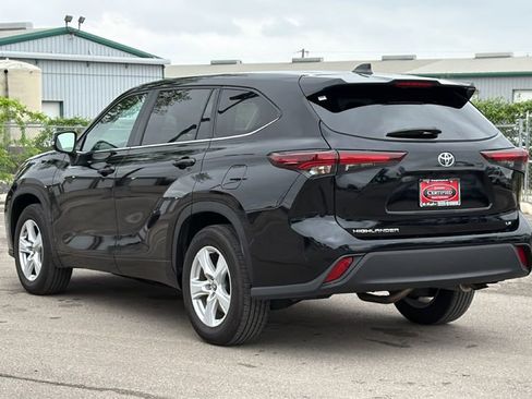 Certified 2025 Toyota Highlander LE FWD image 9