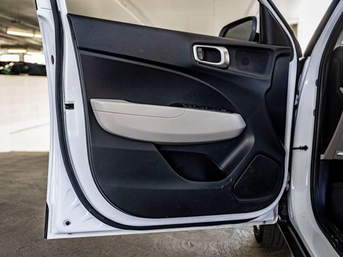 Used 2025 Hyundai Venue SEL FWD image 11
