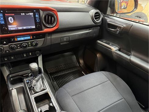 Used 2017 Toyota Tacoma TRD Sport AWD/4WD image 17