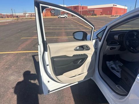 Used 2024 Chrysler Pacifica Touring-L image 9