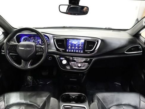 Used 2019 Chrysler Pacifica Touring-L Plus w/ S Appearance Package image 13