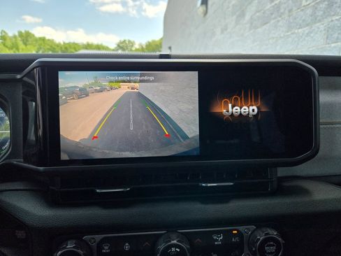 Used 2024 Jeep Wrangler Unlimited AWD/4WD image 25