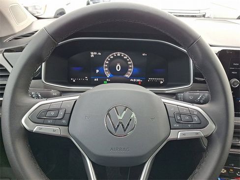 New 2026 Volkswagen Taos SE image 10