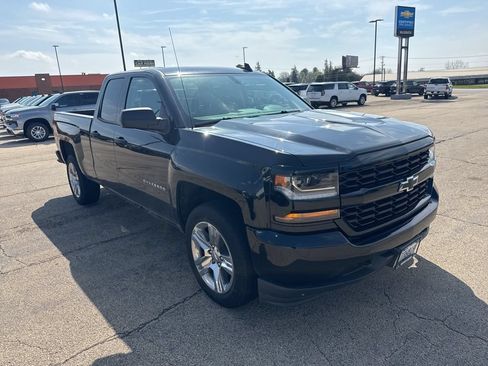 Used 2018 Chevrolet Silverado 1500 Custom w/ Custom Convenience Package AWD/4WD image 4