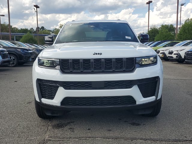 New 2027 Jeep Grand Cherokee Altitude AWD/4WD image 2