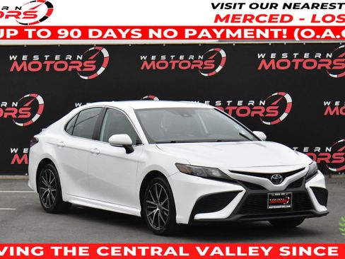 Used 2023 Toyota Camry SE image 1