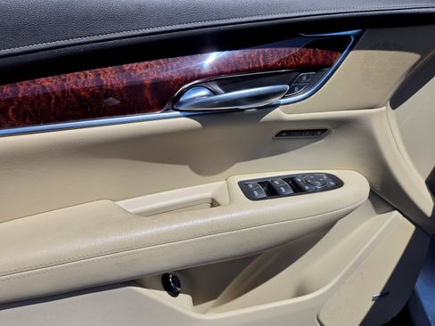 Used 2019 Cadillac XT5 Luxury w/ LPO, Radiant Package FWD image 9