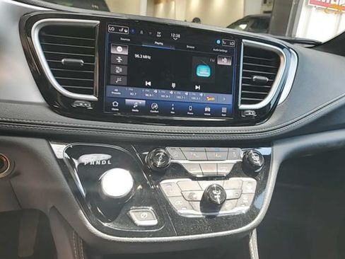 Used 2025 Chrysler Pacifica Limited FWD image 5