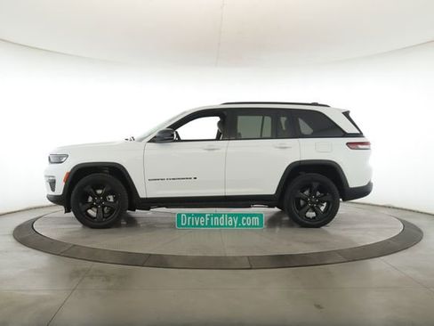Used 2025 Jeep Grand Cherokee Limited w/ Black Appearance Package image 9