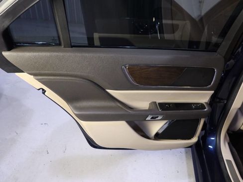 Used 2017 Lincoln Continental Select image 32