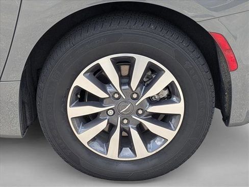 Used 2021 Chrysler Pacifica Touring-L image 9