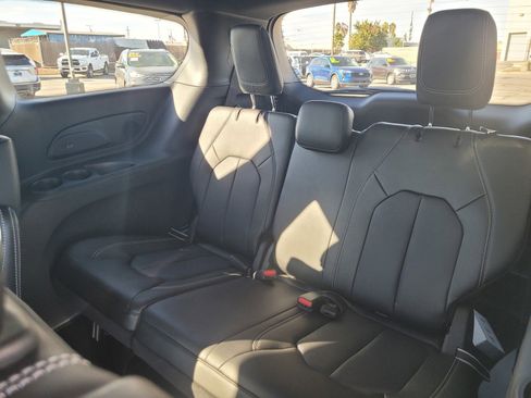 New 2026 Chrysler Pacifica Select image 9