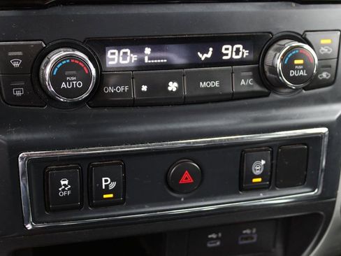 Used 2021 Nissan Titan SV w/ SV Convenience Package image 30