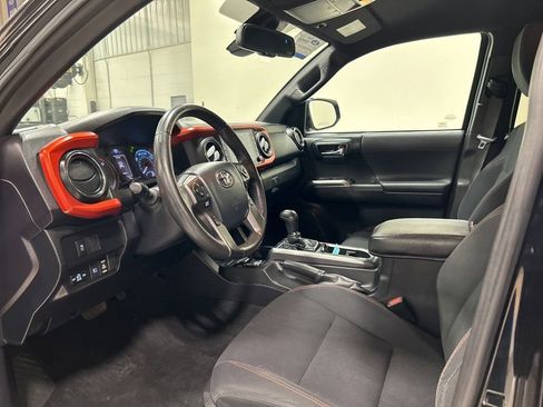 Used 2020 Toyota Tacoma TRD Sport image 10