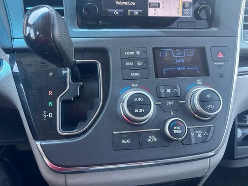 Used 2015 Toyota Sienna XLE Premium AWD/4WD image 28
