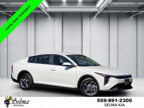 New 2025 Kia K4 LXS image 1