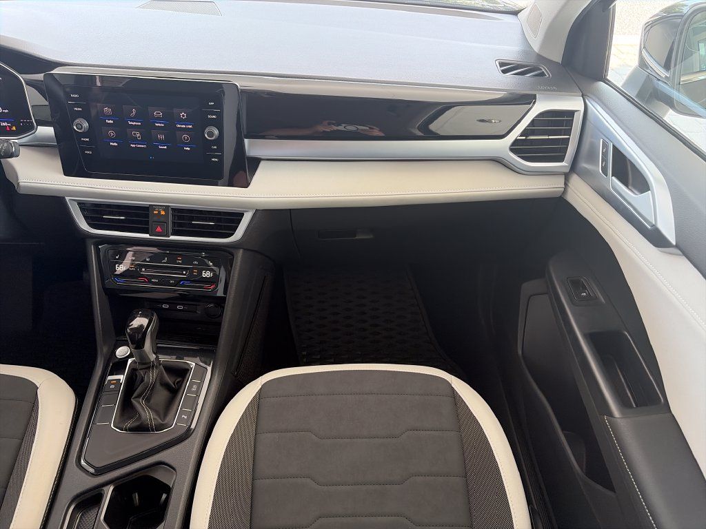 Certified 2025 Volkswagen Taos SE FWD image 35