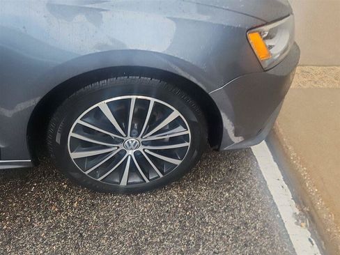 Used 2016 Volkswagen Jetta Sport FWD image 2