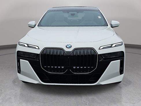 Certified 2025 BMW 760i xDrive w/ Autobahn Package AWD/4WD image 2
