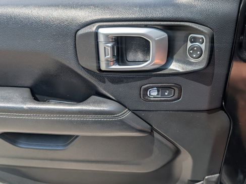 Used 2018 Jeep Wrangler Unlimited Sahara AWD/4WD image 31
