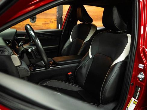 Used 2025 Toyota Camry SE w/ Convenience Package image 9