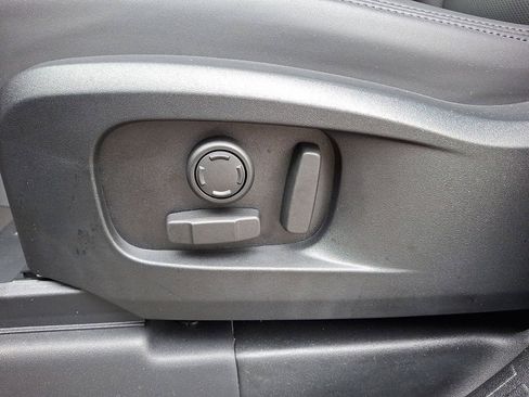 Certified 2025 Land Rover Defender 110 X-Dynamic SE image 18