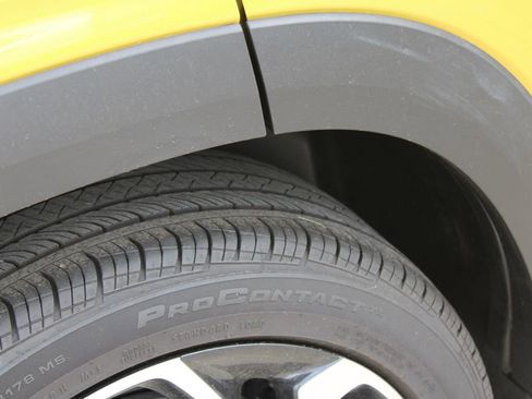 Used 2025 Chevrolet Trax RS w/ Driver Confidence Package image 19