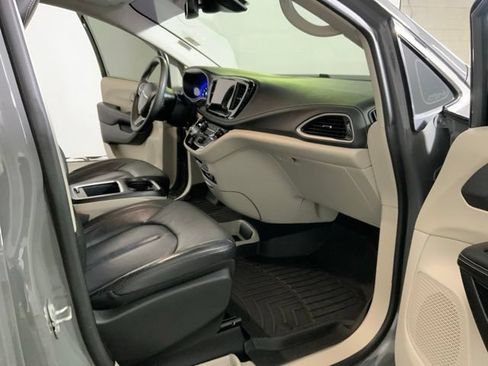 Used 2022 Chrysler Pacifica Touring-L FWD image 45