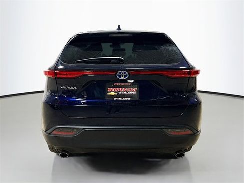 Used 2023 Toyota Venza LE image 8