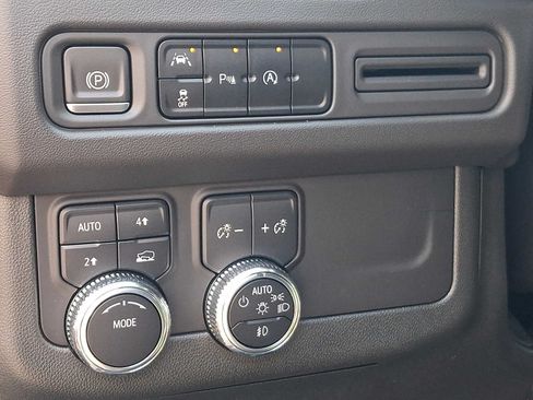 Used 2023 GMC Yukon SLE w/ Gmc Pro Safety Plus Package AWD/4WD image 29