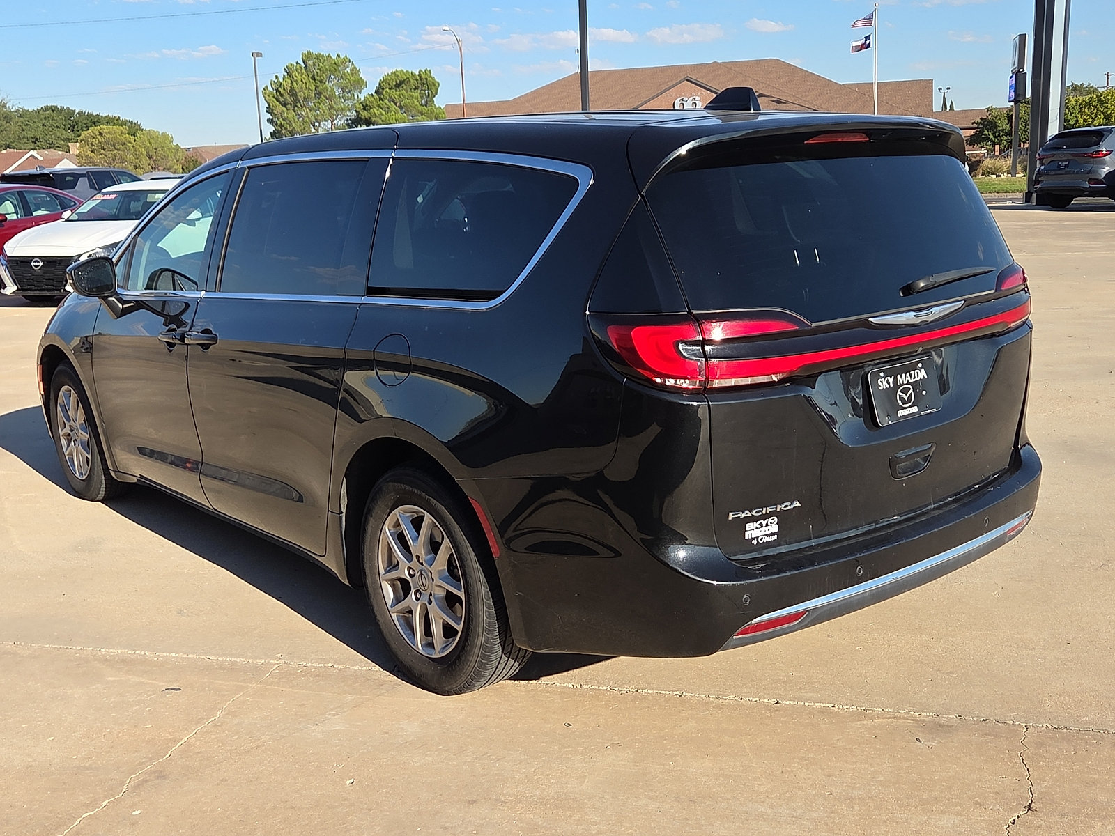 Used 2023 Chrysler Pacifica Touring-L FWD image 4